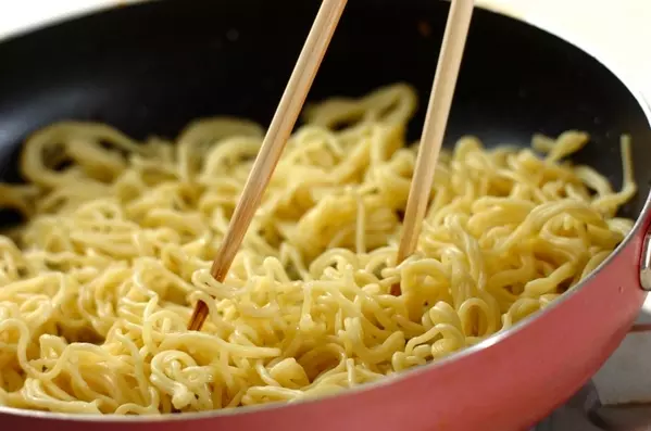 フライパンでつくるソース焼きそば 野菜たっぷり by保田 美幸さんの作り方3