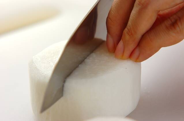 鶏赤みそと香り白みそのふろふき大根の作り方の手順1