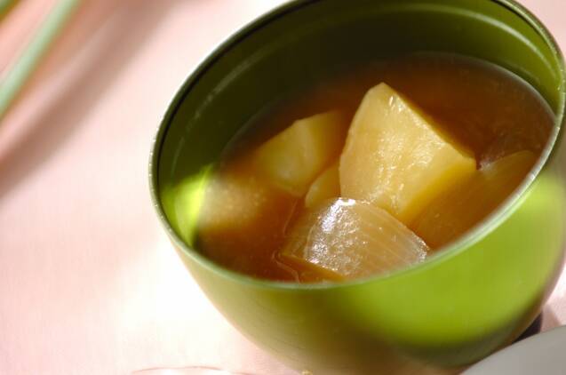 ジャガイモと玉ネギのみそ汁