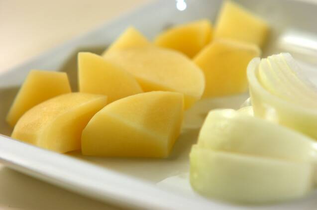 ジャガイモと玉ネギのみそ汁の作り方の手順1