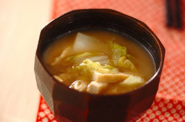 油揚げと白菜のみそ汁