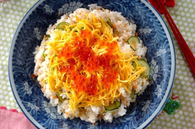 皿に盛り付けられた鮭フレークの混ぜ寿司