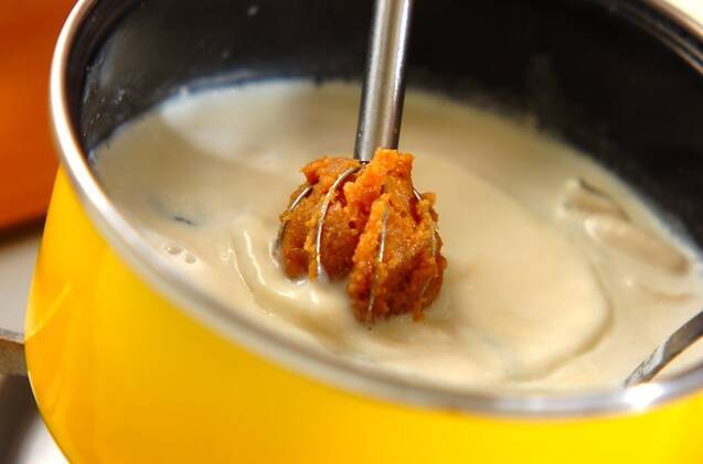 カキの豆乳仕立て汁　みそ風味の作り方の手順2