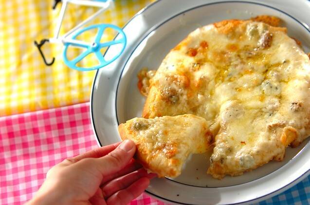 白いお皿に盛られた4種チーズの贅沢ピザ