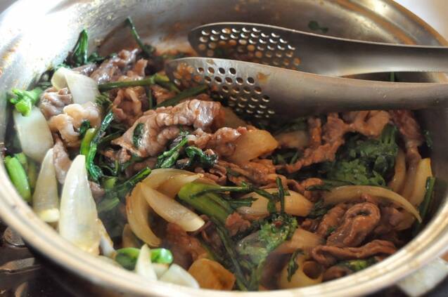 牛肉と春菊の炒め煮の作り方の手順6