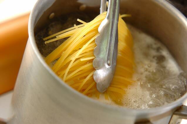 すばやく完成！小松菜とベーコンのペペロンチーノ by 吉田 朋美さんの作り方の手順2