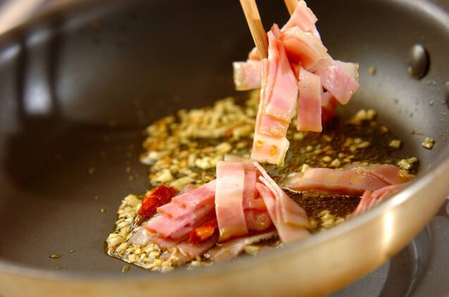 すばやく完成！小松菜とベーコンのペペロンチーノ by 吉田 朋美さんの作り方の手順3