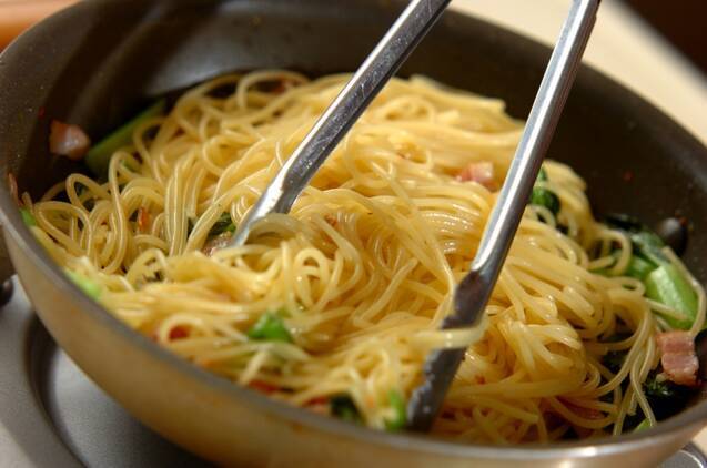 すばやく完成！小松菜とベーコンのペペロンチーノ by 吉田 朋美さんの作り方の手順4