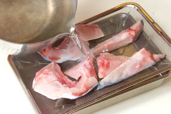 魚のアラだしみそ汁の作り方の手順1