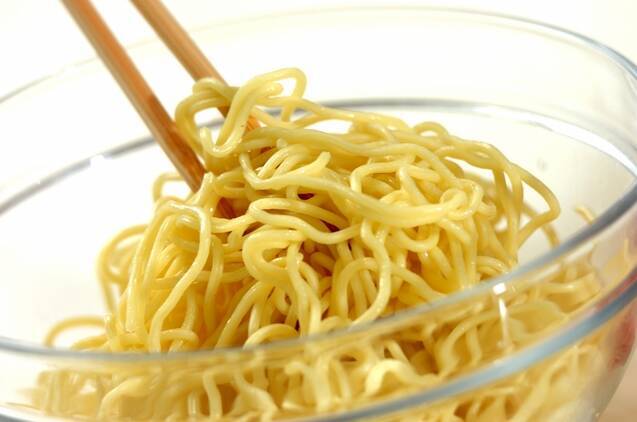 モヤシとちくわのあんかけ焼きそばの作り方の手順1