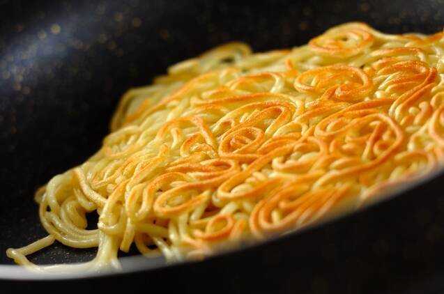 モヤシとちくわのあんかけ焼きそばの作り方の手順2