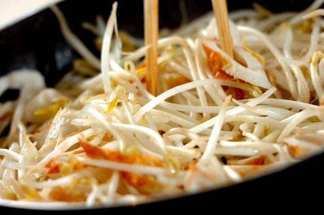 モヤシとちくわのあんかけ焼きそばの作り方の手順3