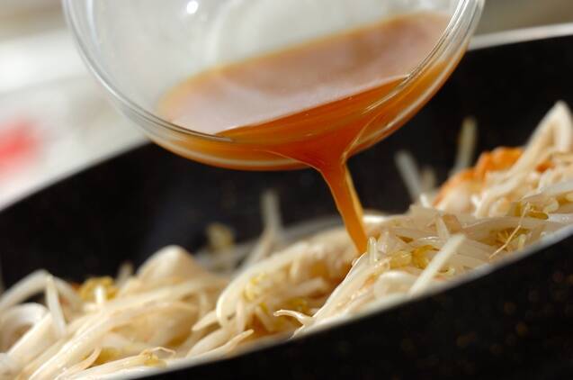 モヤシとちくわのあんかけ焼きそばの作り方の手順4