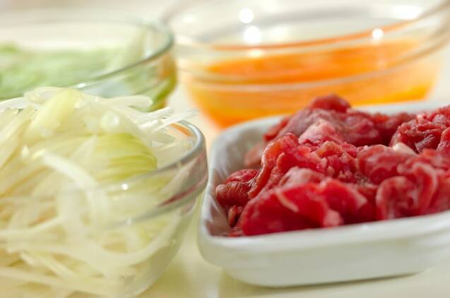 牛肉、卵、レタスの黒コショウ炒めの作り方の手順1