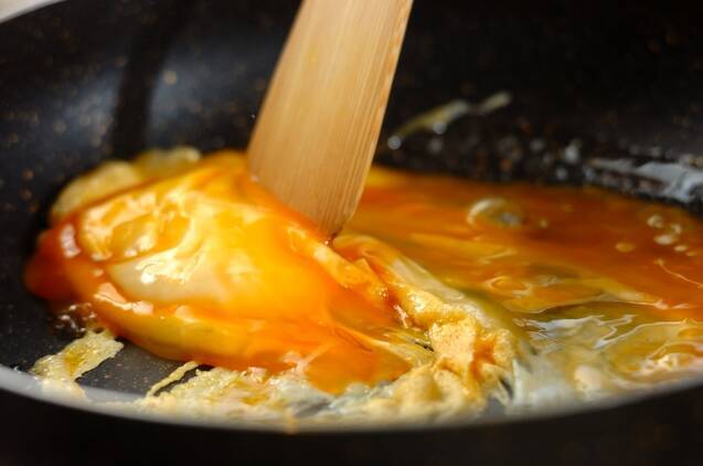 牛肉、卵、レタスの黒コショウ炒めの作り方の手順2