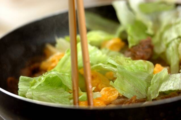 牛肉、卵、レタスの黒コショウ炒めの作り方の手順4