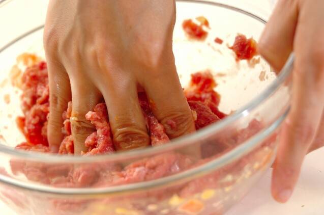 簡単おいしい基本のハンバーグ 家庭的な味わい by杉本 亜希子さんの作り方の手順3