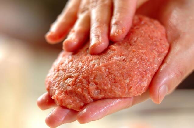 簡単おいしい基本のハンバーグ 家庭的な味わい by杉本 亜希子さんの作り方の手順4