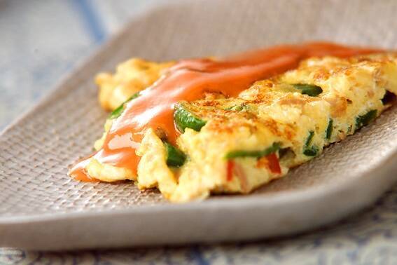 カットしたピーマンと玉ねぎのオムレツを盛り付けた、薄茶糸の角皿