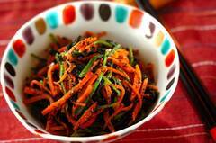 ホウレン草とニンジンの黒ゴマ和え