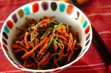 ホウレン草とニンジンの黒ゴマ和え