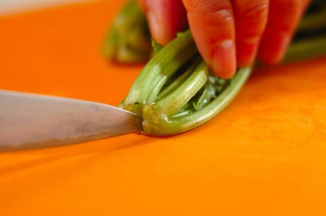 ホウレン草とニンジンの黒ゴマ和えの作り方の手順1