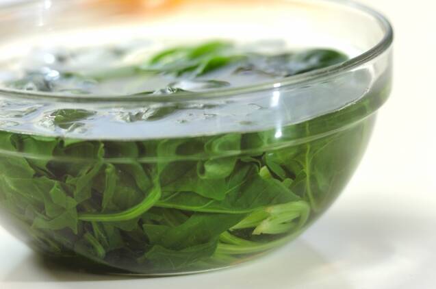 ホウレン草とニンジンの黒ゴマ和えの作り方の手順2