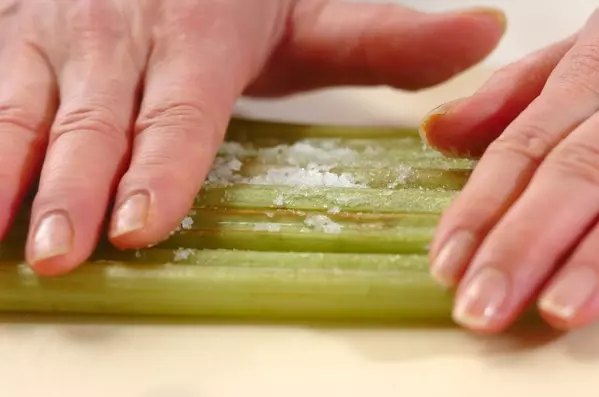 ホタルイカとフキの炊き込みご飯の下準備2