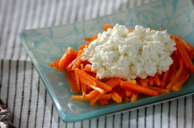 水色の器に盛られたにんじんとカッテージチーズのサラダ