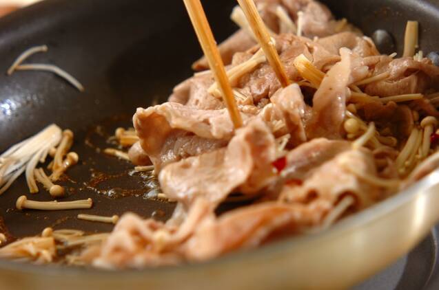 豚肉とエノキのピリ辛炒めの作り方の手順3