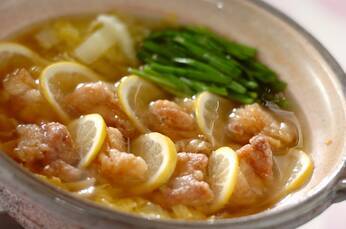 ナンプラー風味が新鮮！鶏唐揚げレモン鍋