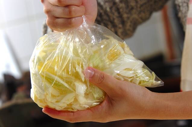 キャベツと油揚げのエスニックサラダの作り方の手順1