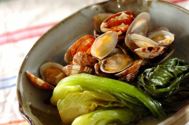 和鉢に入ったチンゲン菜とアサリの蒸し煮