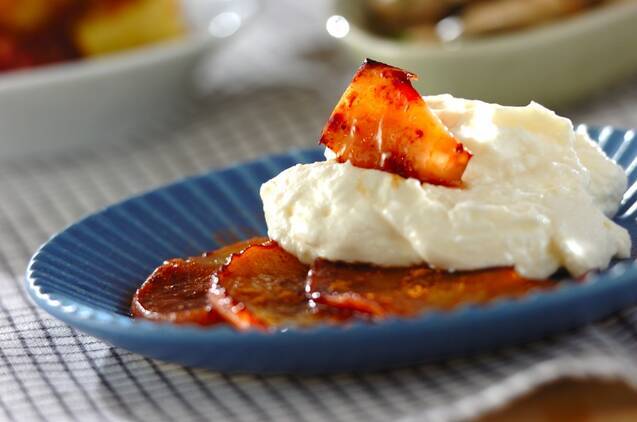 水切りヨーグルトを添えた焼りんご