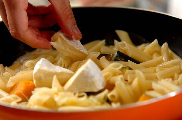 カボチャとカマンベールチーズのペンネの作り方の手順4