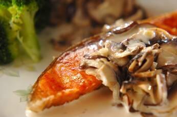 鮭のソテーキノコソース