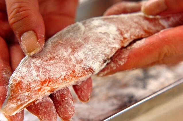 鮭のソテーキノコソースの作り方の手順1