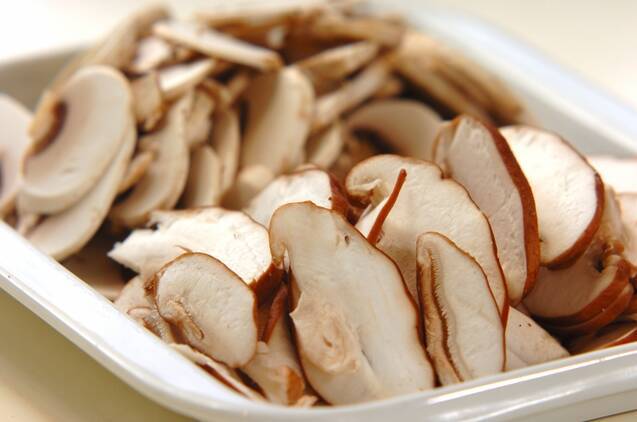 鮭のソテーキノコソースの作り方の手順2