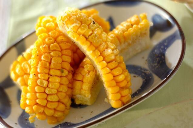 陶器の皿に入ったとうもろこしのから揚げ