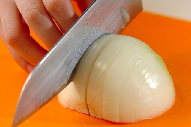 鶏肉と玉ネギの甘辛煮の作り方の手順1