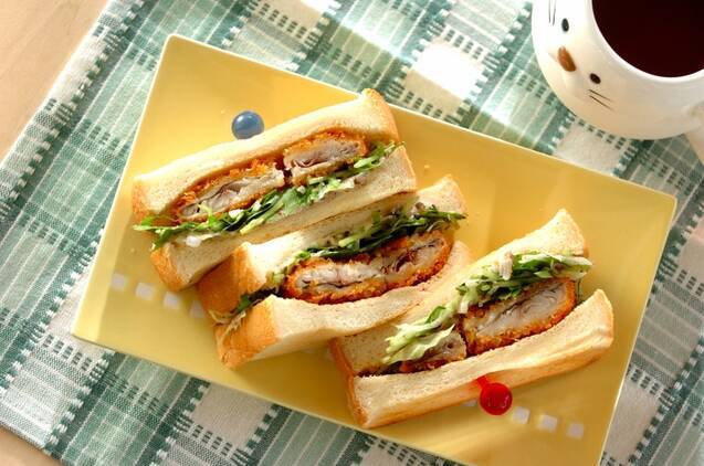 四角い黄色の皿に盛られたあじフライサンド