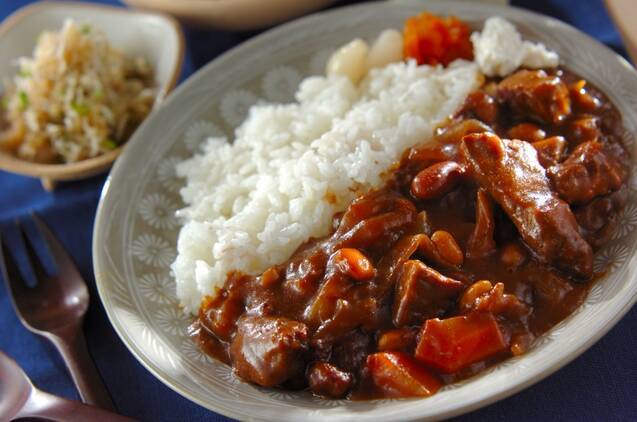 模様入りの皿に盛りつけられたミックスビーンズと野菜の牛肉カレー