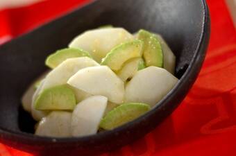 カブとアボカドのサラダ