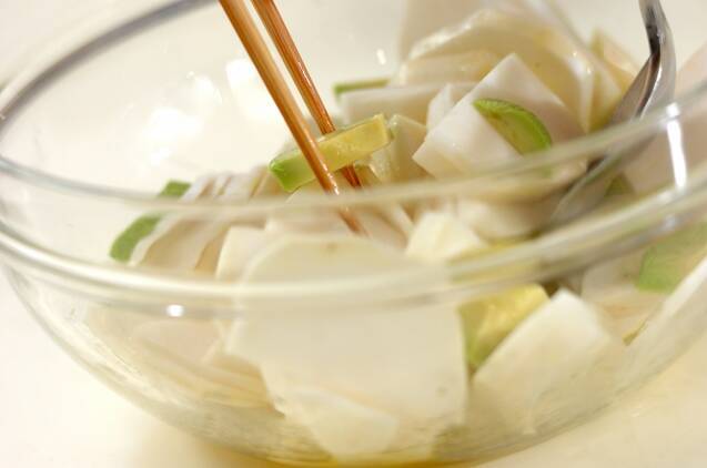 カブとアボカドのサラダの作り方の手順3