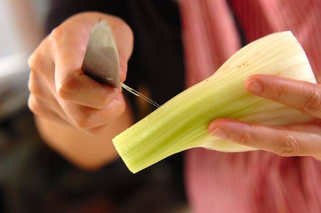 セロリと貝われ菜の塩ゴマ和えの作り方の手順1