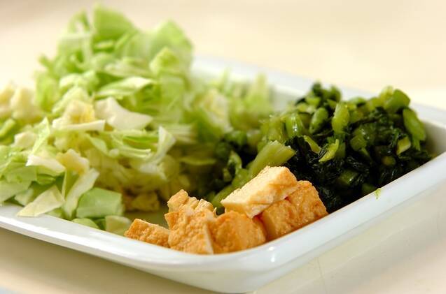 野沢菜漬けと厚揚げのお好み焼きの作り方の手順1