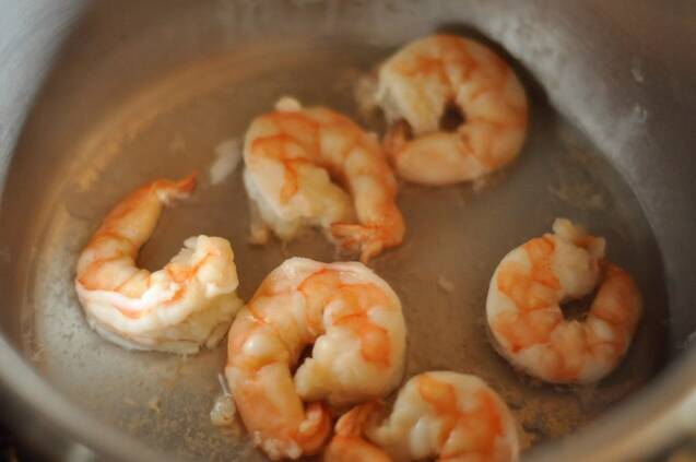 鶏ひき肉とニラのタイ風ライスの作り方の手順1