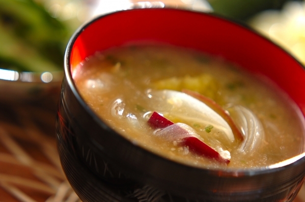 黒いお椀によそったさつまいもと玉ねぎの味噌汁