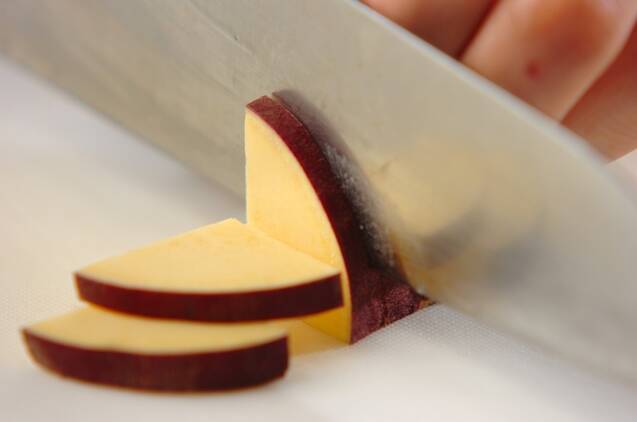 サツマイモと玉ネギのみそ汁の作り方の手順1