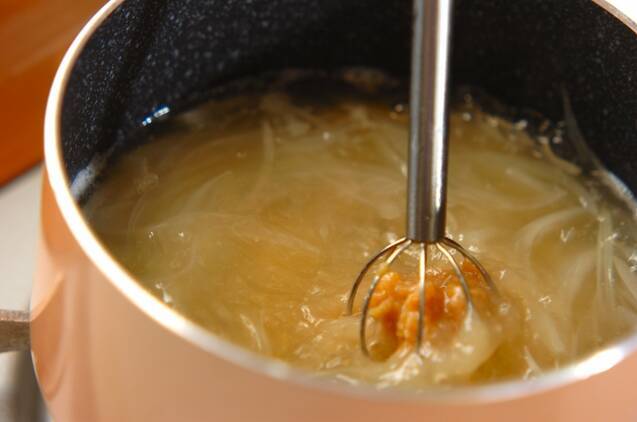サツマイモと玉ネギのみそ汁の作り方の手順3